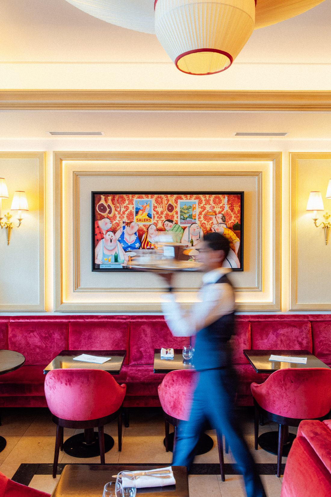 Salle et banquettes rouges